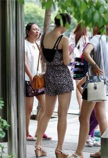 女子坐马桶排便过程