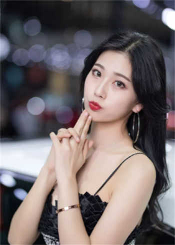 在丈夫的灵堂前多鱼网
