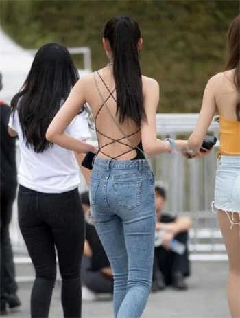 女友颖夜市捞鱼