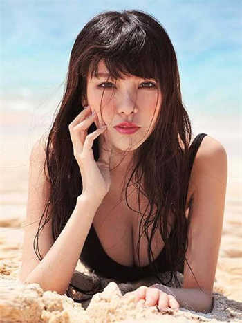 商务旅行戴帽子女老板同行