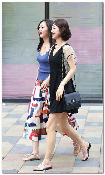 弟弟跪下喝我的尿