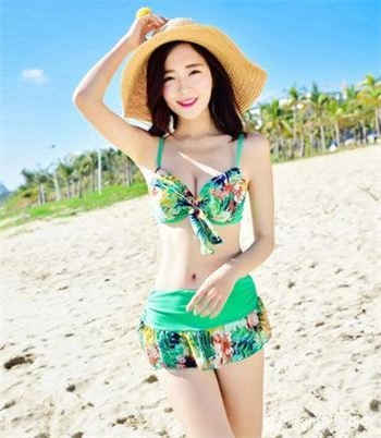 和母亲一起打扑克在柜子里