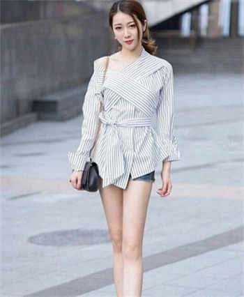 胸大的女友帮我打奶泡
