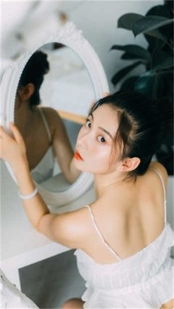女排裤子勒出褶皱