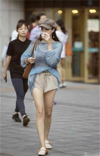 漂亮媳妇让快递换灯泡