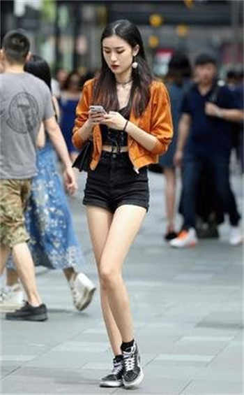 穿成男主的花瓶女配