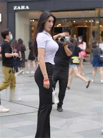 女老师和自己的学生打扑克