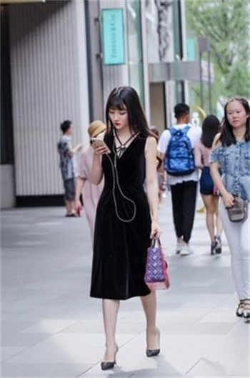 老师让我和他在学校打扑克